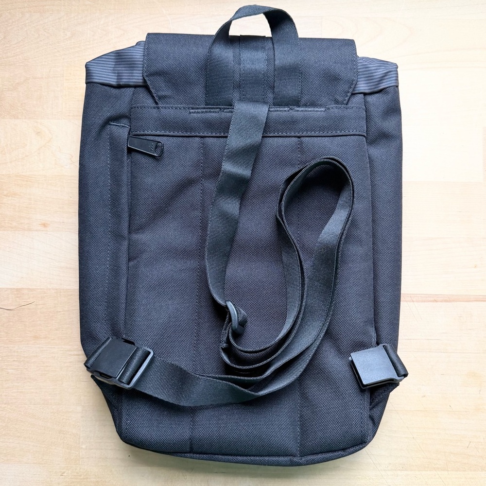 Herschel Supply Co. Retreat Contrast Buckle Sling Bag Black Classic Style - Picture 3 of 4